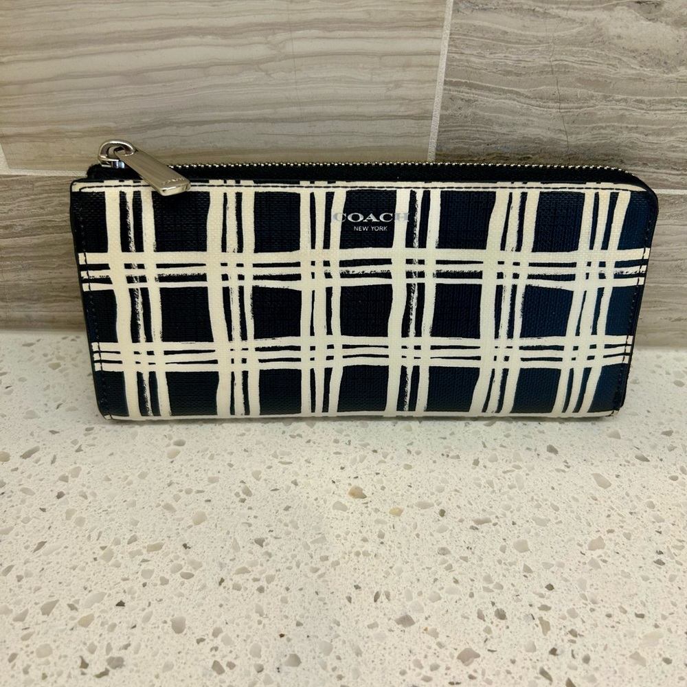 EUC Coach Black and Off White Wallet 7.5 by 4, Excellent, 100+ comps